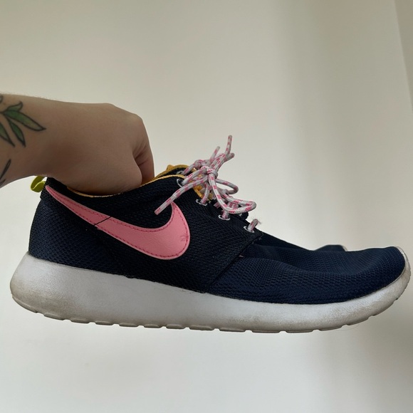 NIKE Roshe Run Running Low Navy Pink Shoes - Picture 8 of 9